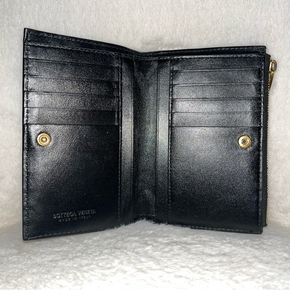 Preloved BV Medium Intrecciato Bi-Fold Zip Wallet - Picture 3 of 8